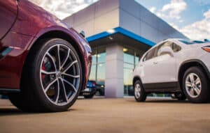 Automobilforretning med biler i udstilling og lager