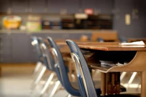 Undervisningslokale anvendt af aftenskole med borde og undervisningsudstyr